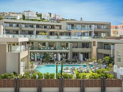 Complesso alberghiero moderno con più piani e una piscina nel cortile