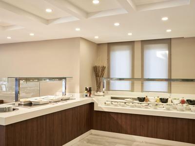 Area buffet con esposizione in un ristorante moderno di un hotel.