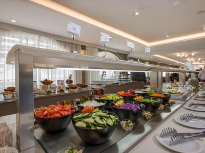 Buffet avec légumes frais dans des bols sur un comptoir en libre-service d'hôtel.