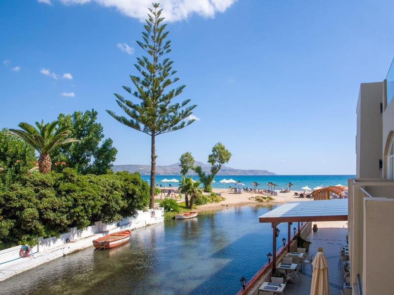 Canal et terrasse avec vue sur la mer et le ciel bleu