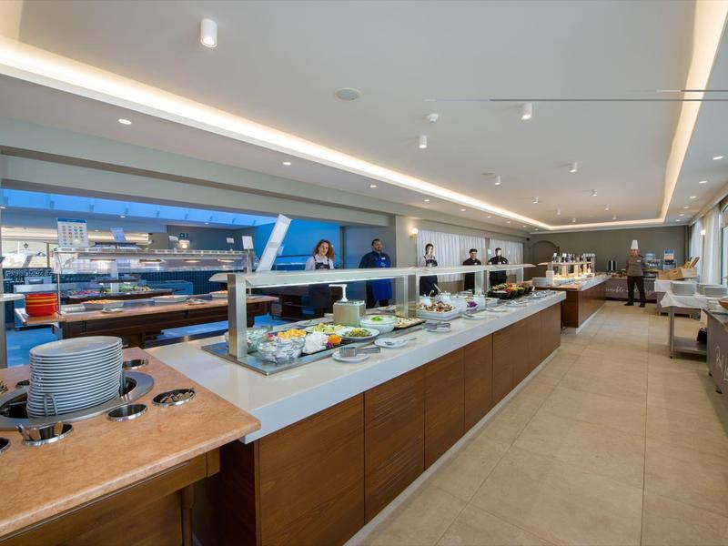 Buffet d'hôtel moderne avec une variété de plats et un design épuré.