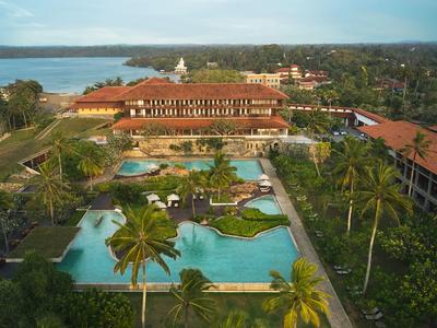 Großes Resort mit mehreren Pools und viel Grünfläche nahe dem Strand.