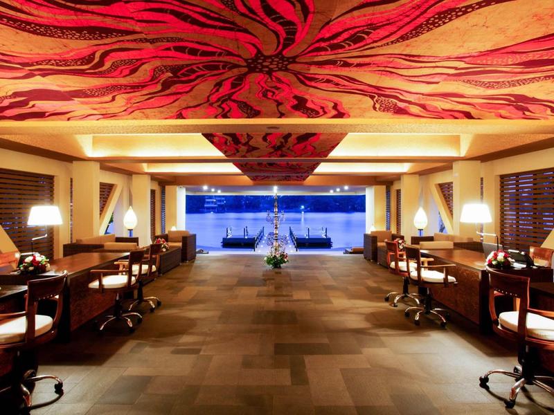 Espace de travail d'hôtel moderne avec mobilier en bois et vue sur la mer.