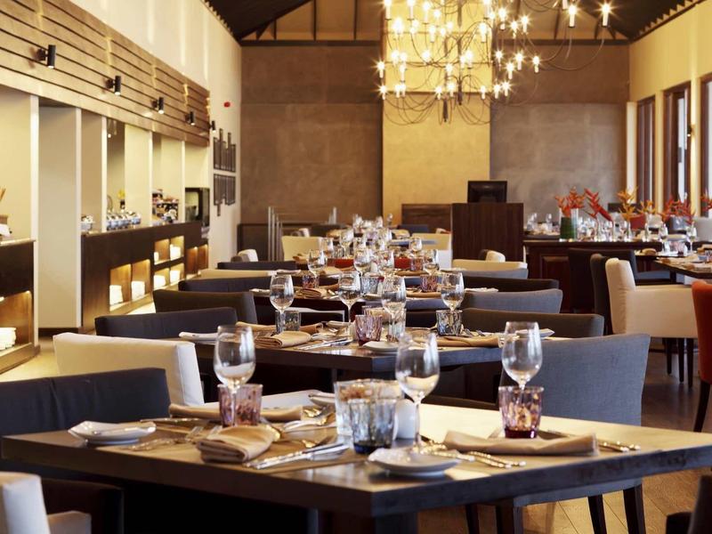 Restaurant élégant avec tables dressées et design moderne.