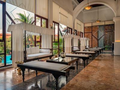 Moderner, eleganter Innenraum mit schwarzen Sofas und großen Fenstern, viel Tageslicht