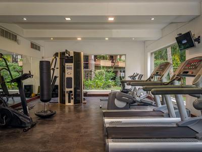 Moderner Fitnessraum mit Laufbändern, Fahrrädern und anderen Trainingsgeräten in einem Hotel.