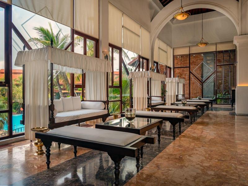 Moderne, elegante interieur met zwarte banken en grote ramen die veel daglicht binnenlaten