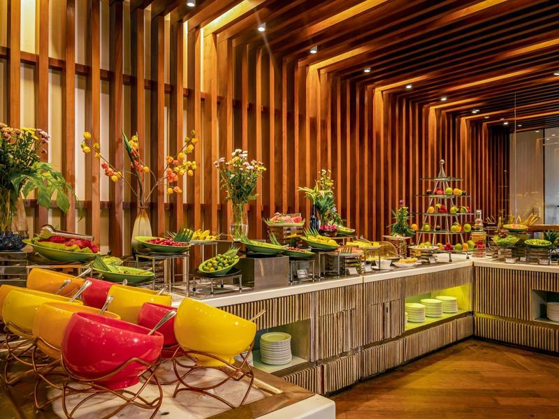 Modern buffet met vers fruit en warme verlichting in stijlvolle restaurant.