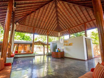 Offene Hotellobby mit Holzdach, Rezeptionstresen und Sitzbereichen