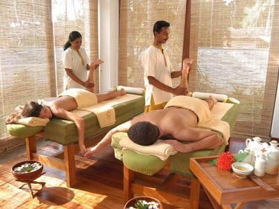 Hotelanlage mit Poolanlagen und Palmen nahe eines Strandes am Ozean.