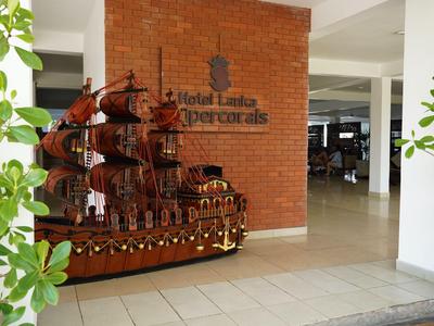 Eingangsbereich eines Hotels mit einem Modell eines historischen Segelschiffs auf Fliesenboden.