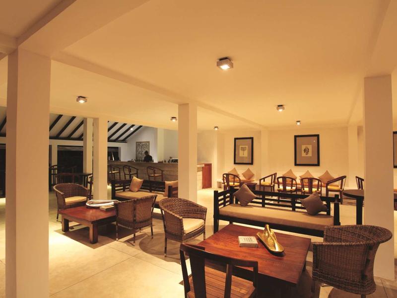 Gezellig hotel loungegedeelte met diverse zitplaatsen en warme verlichting.