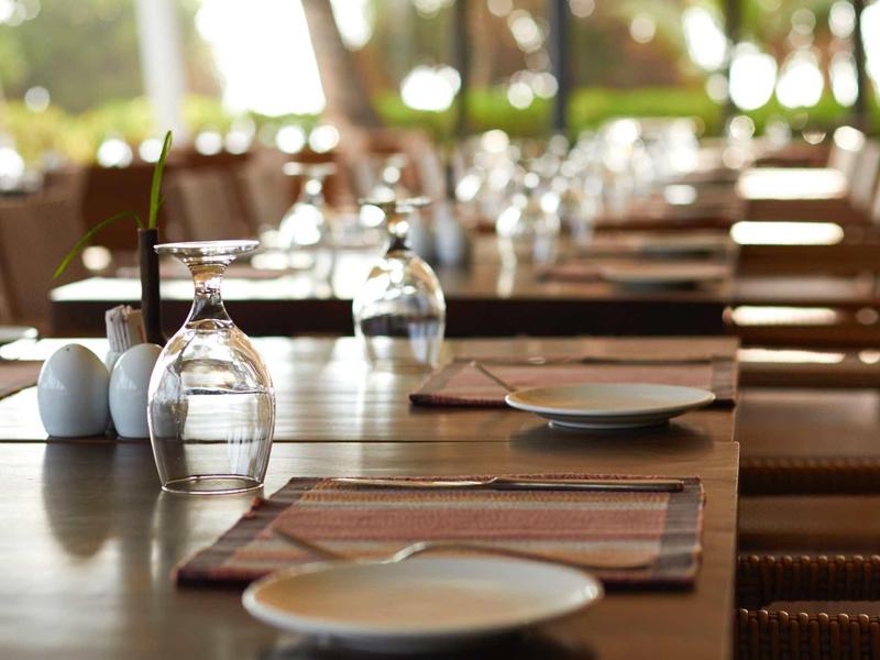 Elegante tafels met ondersteboven wijnglazen en placematborden in een restaurant