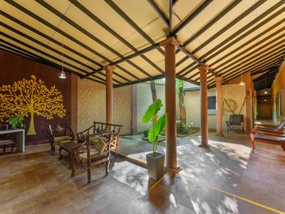 Helles, überdachtes Hotelinterieur mit holzgemusterten Möbeln und Pflanzen
