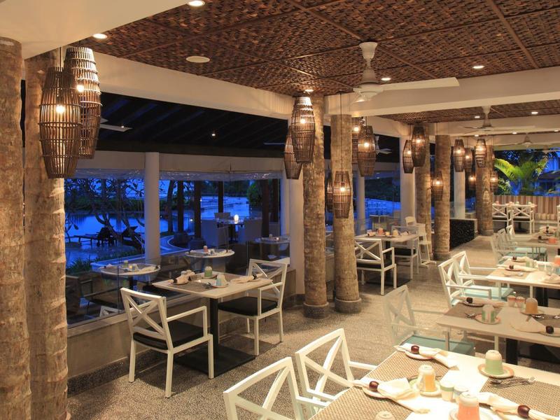 Restaurant moderne avec accents en bois et éclairage d'ambiance au crépuscule.