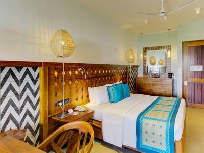 Nowoczesny pokój hotelowy z łóżkiem podwójnym i kolorową dekoracją.