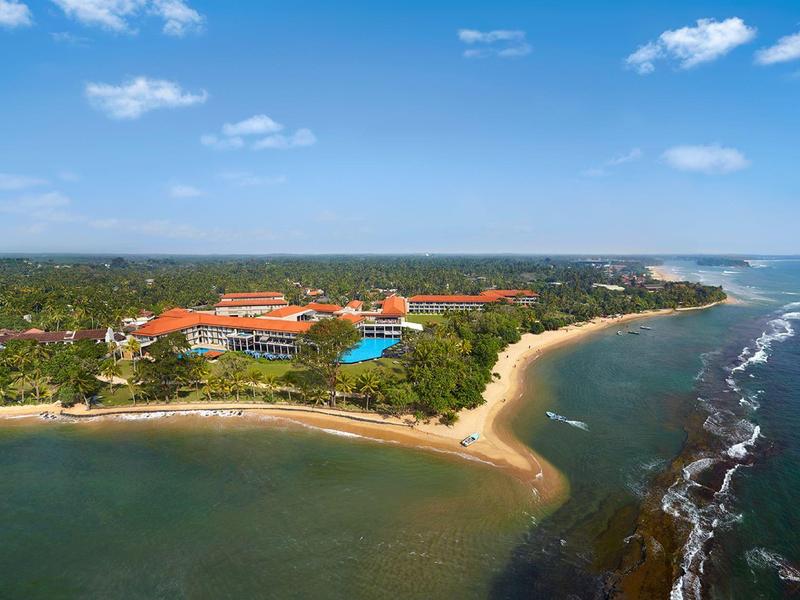 Zdjęcie z lotu ptaka tropikalnego ośrodka nadmorskiego z plażami i czystą wodą.