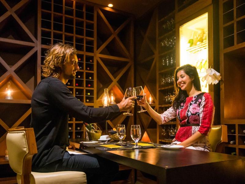 Koppel die toosten in een stijlvol restaurant met wijnkelder.