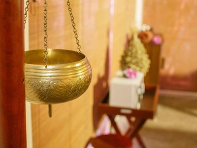 Cuenco dorado colgante en una habitación con paredes de madera y muebles.