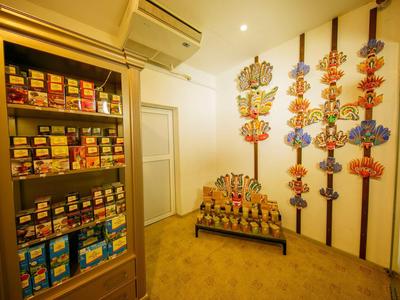 Pequeña tienda del hotel con estantes llenos de snacks y dulces, iluminación cálida.