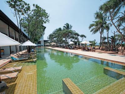 Vista interna di una palestra con attrezzi e specchi in un hotel.