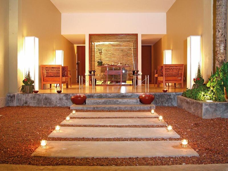 Moderner Eingangsbereich mit breiten Stufen, Lichtern und warmem, indirektem Licht.