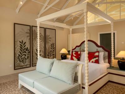 Elegantní hotelový pokoj s nebesy, lavicí a dekorativními nástěnnými obrazy