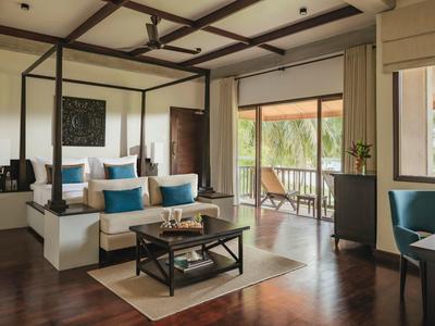 Chambre d'hôtel lumineuse avec lit double, terrasse et mobilier moderne aux tons chauds.