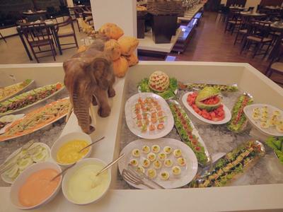 Bufet z różnymi zimnymi przystawkami i dipami w restauracji.