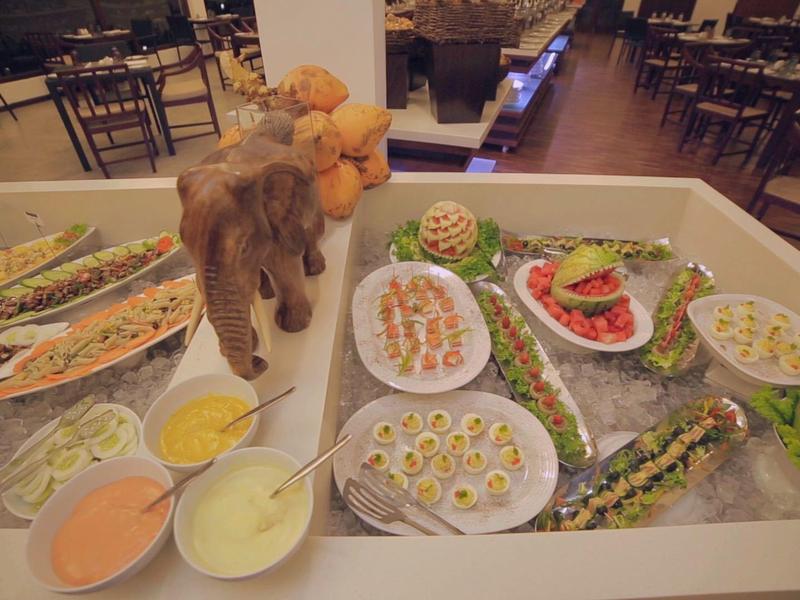 Bufet z różnymi zimnymi przystawkami i dipami w restauracji.