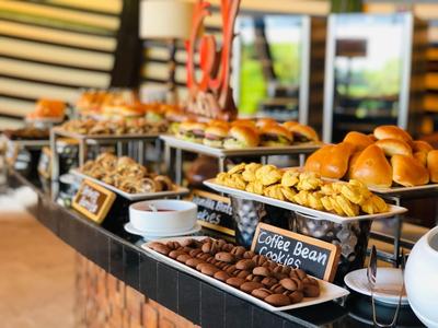 Buffet mit verschiedenen frischen Backwaren und Keksen in einem Hotelrestaurant