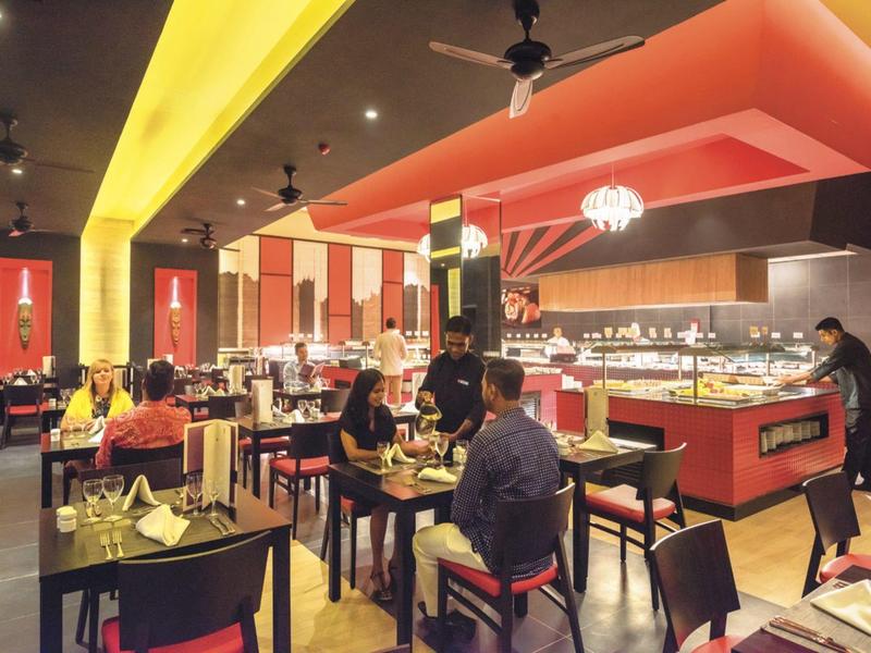 Ristorante elegante con arredamento moderno e clienti seduti a tavoli apparecchiati.