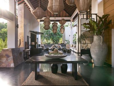 Offener Hotel-Lounge-Bereich mit modernen Möbeln und Dekorationen in natürlichem Licht.