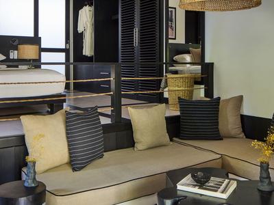 Moderne Hotellounge mit bequemen Sofas, Kissen und stilvollem Dekor in neutralen Tönen.