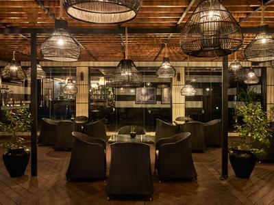 Gemütliche Sitzgruppe mit Sesseln und warmem Licht in einem rustikalen Innenraum.