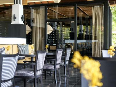 Moderner Gasthof mit eleganten Stühlen und Tischen, dekoriert mit gelben Blumen.