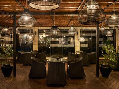 Gemütlicher, abendlicher Hotel-Sitzbereich mit Sesseln und dekorativer Beleuchtung