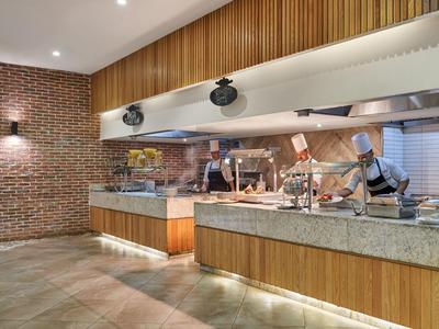 Moderne warme Kantine mit Holzverkleidung, glatten Granitplatten und Beleuchtung unter der Theke.