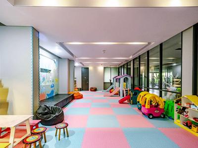 Bunter Kinderspielraum mit Sitzsäcken, Spielzeugauto und Spielfläche in einem Hotel
