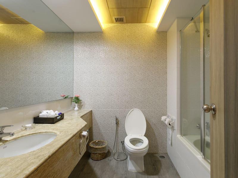 Modernes Badezimmer mit Waschbecken, Toilette und Badewanne mit Duschvorhang.