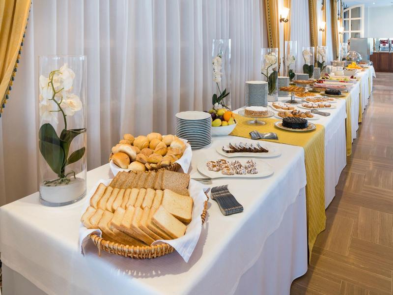 Buffet avec divers pains et tartinades dans une salle élégante.