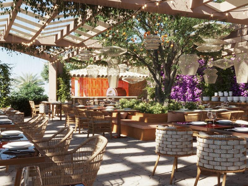 Sonnendurchflutete Terrasse mit Holzgitterdach, runden Tischen, Stühlen und begrünten Pflanzen.