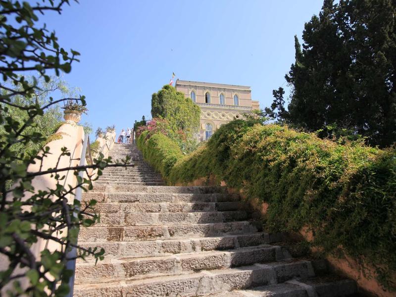 Kamienne schody prowadzą do budynku w słoneczny dzień.