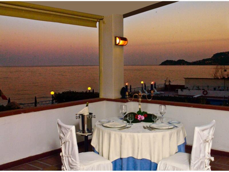 Kolacja na balkonie z widokiem na morze i zachód słońca.