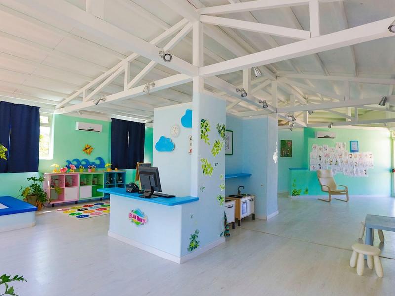 Světla, barevná dětská herna s malovanými stěnami a herními podložkami.