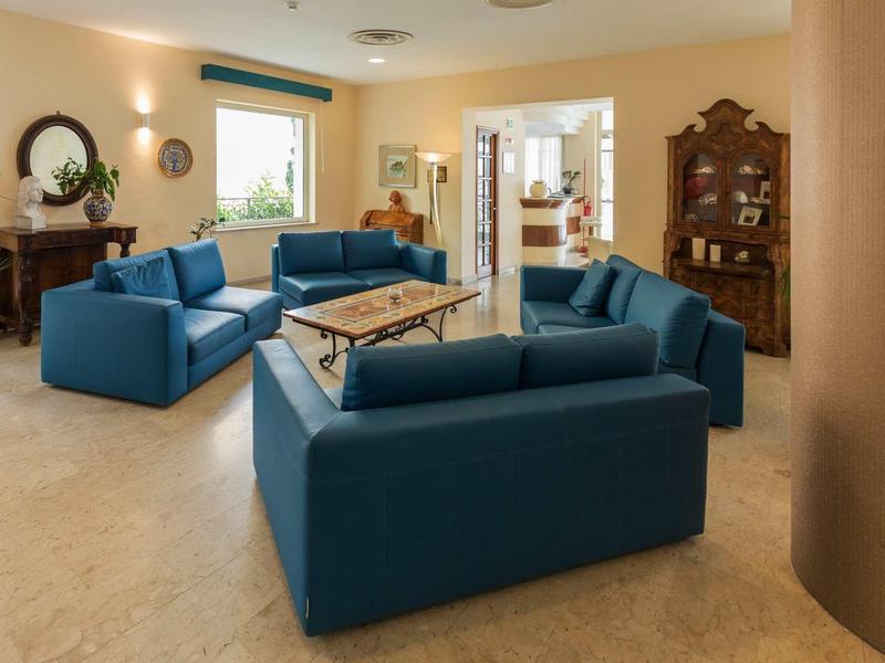 Gezellige hotel lounge met blauwe banken en warme verlichting