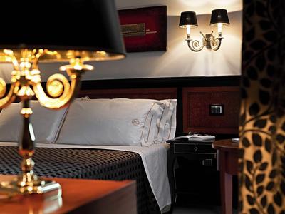 Chambre d'hôtel élégante avec lit confortable, lampes de chevet et éclairage chaleureux