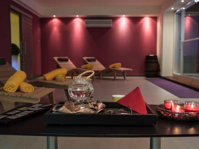 Ein ruhiger Wellnessbereich mit Liegestühlen, frischen Handtüchern und Duftkerzen.