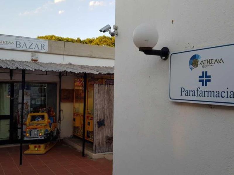 Zewnętrzna część parafarmacji z wejściem i znakami na ścianie pod niebieskim niebem