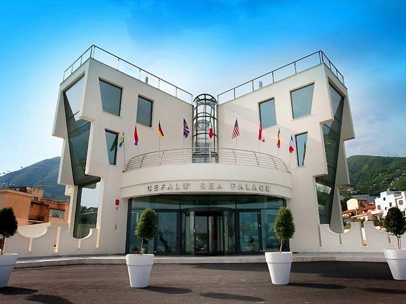 Bâtiment d'hôtel moderne avec une architecture angulaire unique sous un ciel bleu.